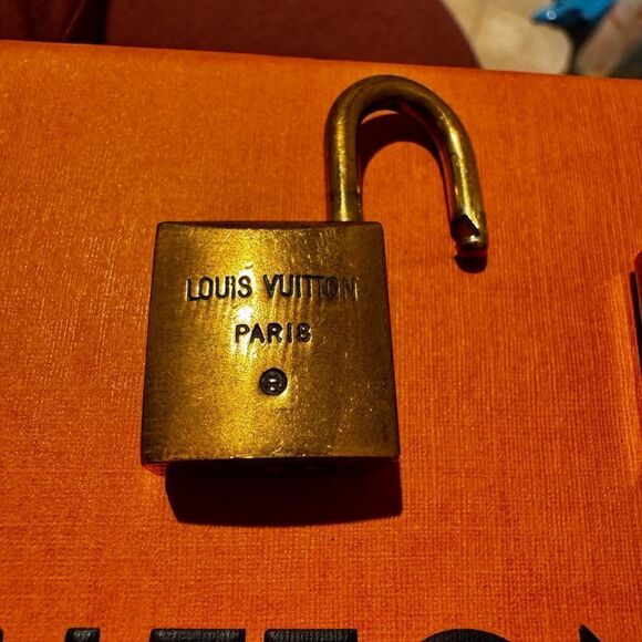 AUTHENTIC VINTAGE LOUIS VUITTON PADLOCK AND KEY - Picture 9 of 11